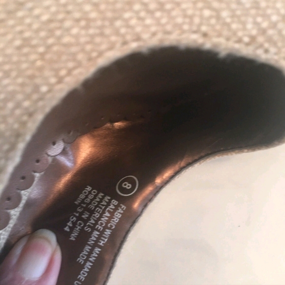 Isaac Mizrahi Tan With Gold Threading Heels Size 8 - Picture 4 of 6